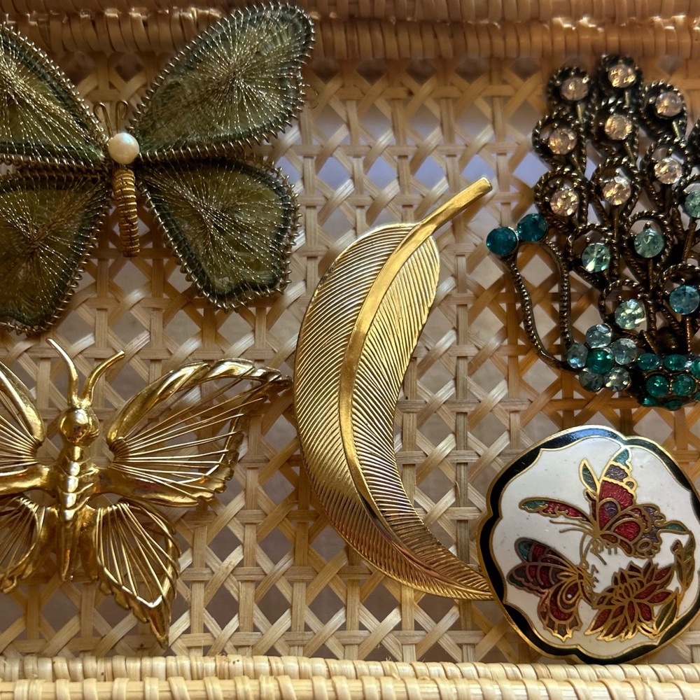 Vntg Bundle of brooches lapel pins feather, butterfly, enamel, gold tone - Picture 2 of 11